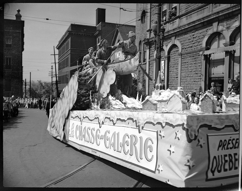 Fête de la Saint-Jean-Baptiste à Québec : La chasse-galerie, char allégorique de la Québec Power, 1943. Archives nationales à Québec, fonds Ministère de la Culture et des Communications, série Office du film du Québec (E6, S7, SS1, D2, P12173). Photo