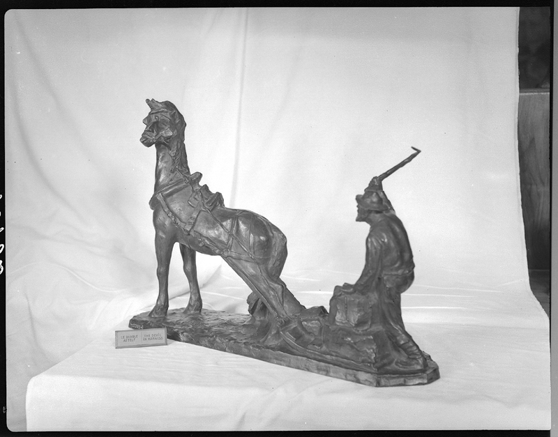Statue en bronze « Le diable attelé » par ’Alfred Laliberté, 1943. Archives nationales à Québec, fonds Ministère de la Culture et des Communications, série Office du film du Québec (E6, S7, SS1, D2, P16782).  Photo : Paul Carpentier.  