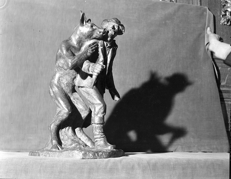 Sculpture Le loup-garou par Alfred Laliberté, 1945. Archives nationales à Québec, fonds Ministère de la Culture et des Communications, série Office du film du Québec (E6, S7, SS1, D2, P29384). Photo : Neuville Bazin.