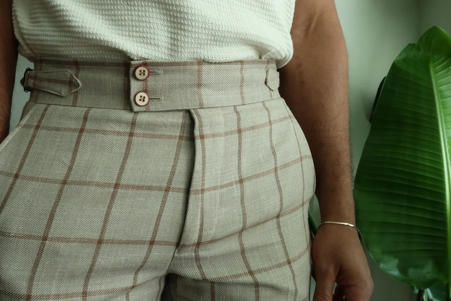 Team no belt. In custom trousers, you don&rsquo;t need 1️⃣ 

Each waistband style tells a story of tradition, detail, and quiet distinction:

Photo 1 - Double-button square extension: clean lines with a subtle architectural edge

Photos 2/3 - Gurkha 