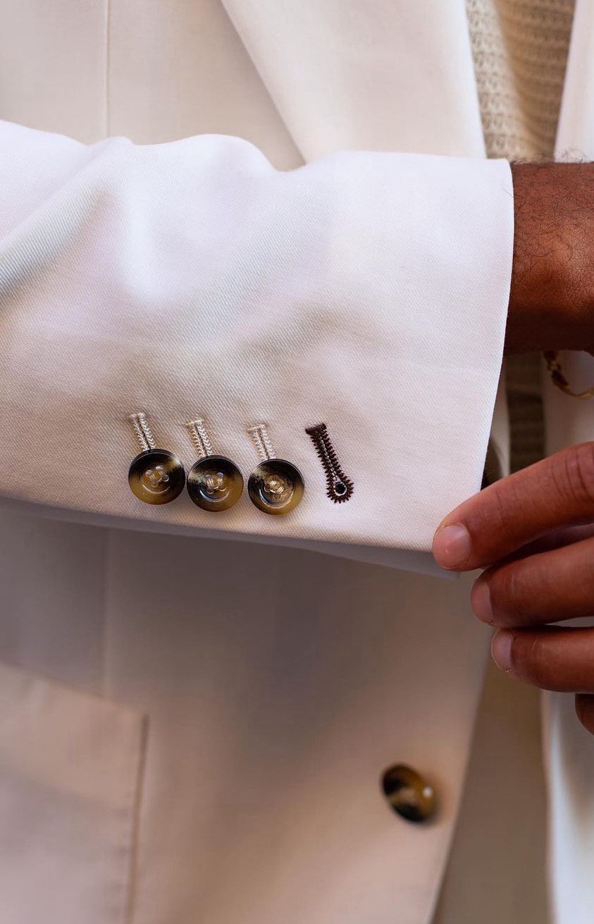 contrast buttonhole color