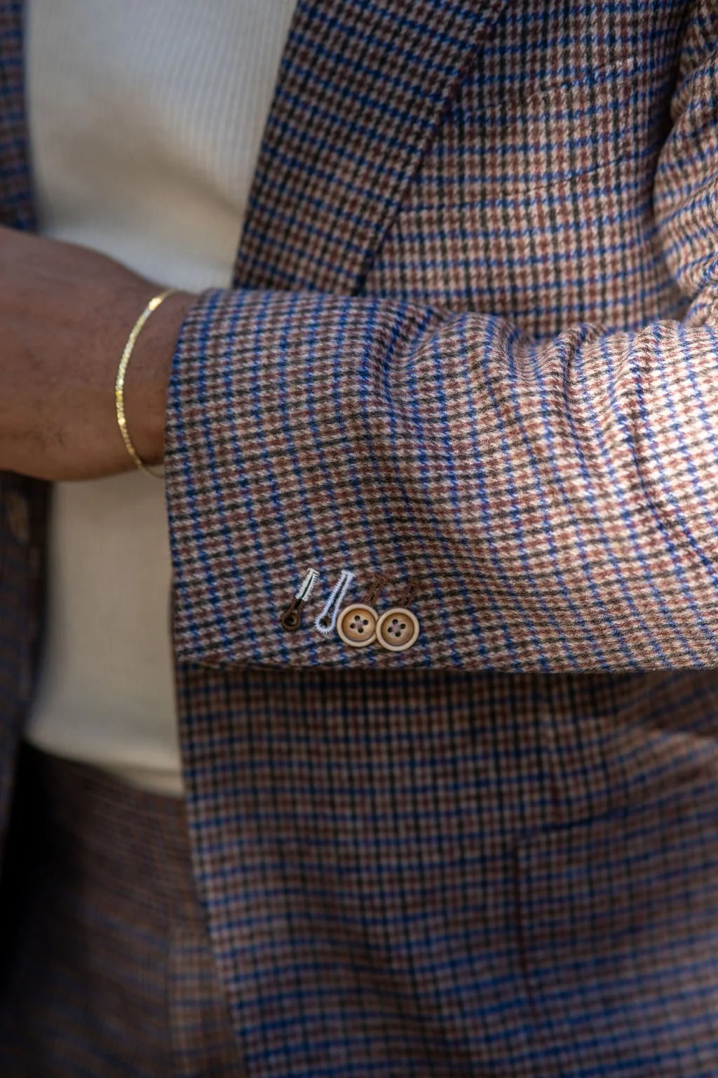 contrast buttonhole color