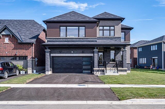 6 Magnolia Street is live on MLS! 

This house is one year new and so beautifully designed. It features:
✨4 bed, 3.5 baths
✨separate dining with servery to kitchen
✨quartz counters, marble backsplash, upgraded cabinets 
✨vaulted ceiling in great room