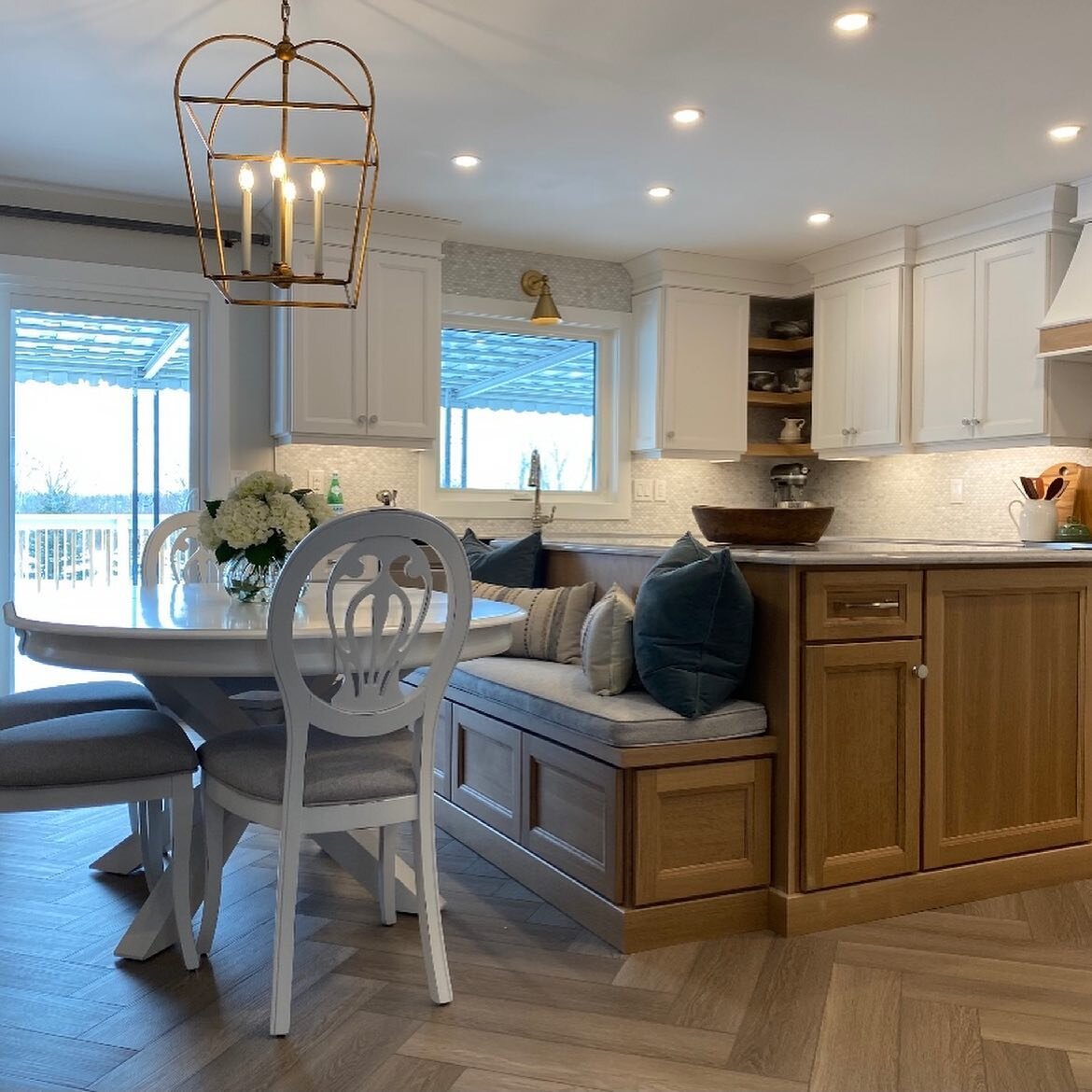 This was such an amazing project for this young family. It&rsquo;s beautiful and functional!!! @wingerscabinets @sixandonestone 
#twelveoaksflooring #Kohler #generationlighting