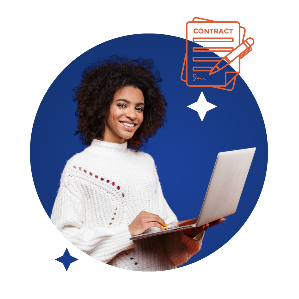 En kvinna med lockigt hår som håller en bärbar dator, vit tröja, mot en blå bakgrund med teckningar av kontraktsdokument och en penna.