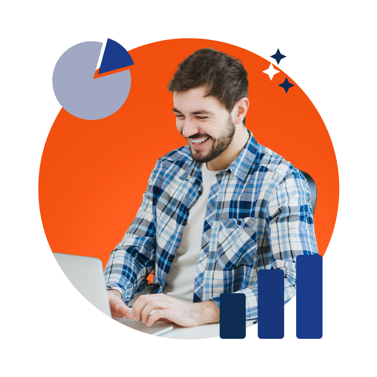 Glad kille som jobbar vid en dator