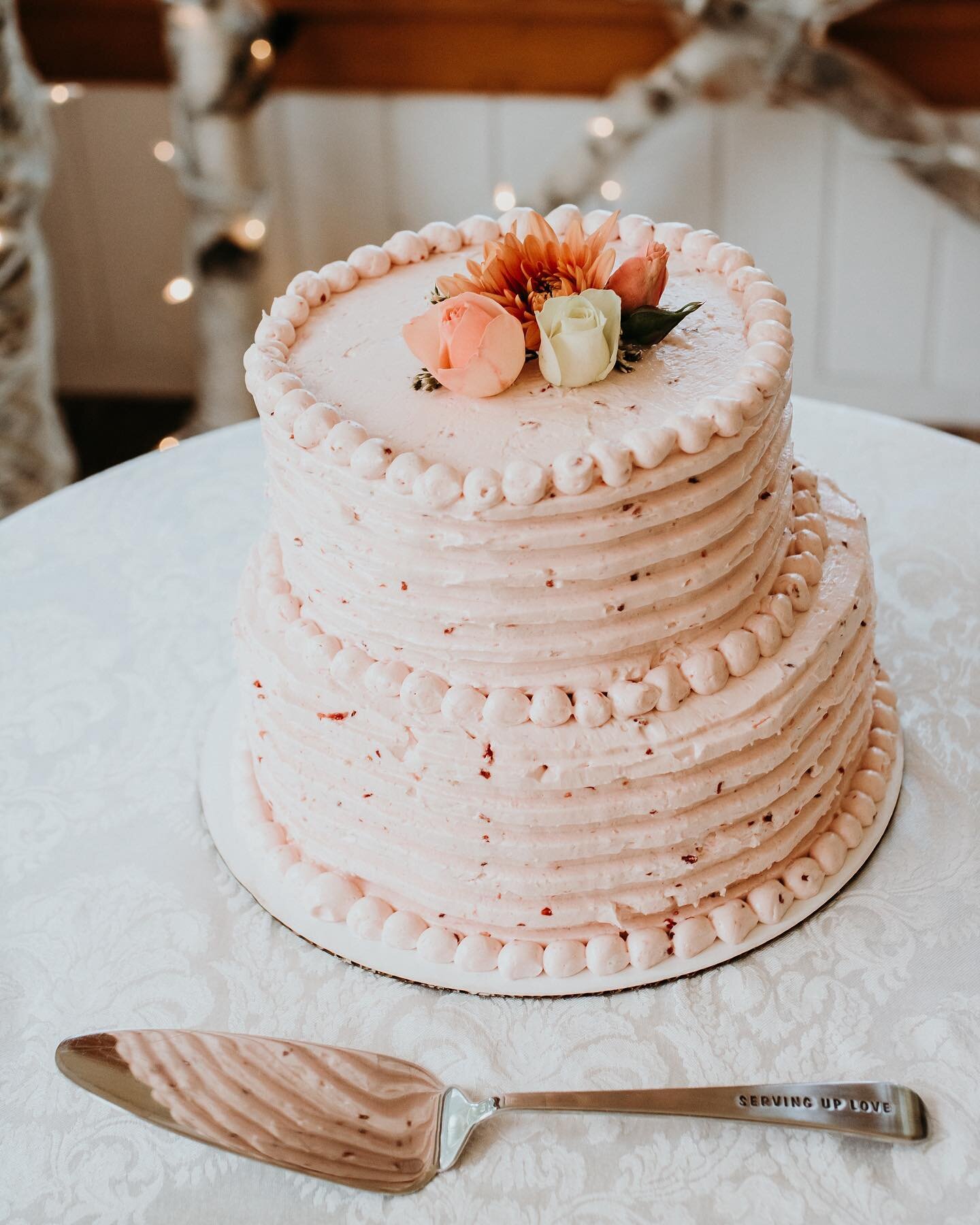 finally getting around to editing some photos from last spring when I second shot for the incredible @leahs_lens_ 💐💍

(10/10 am craving a bite of that cake right now!) 

#maineelopementphotographer #maineintimateweddings #intimateweddingphotographe