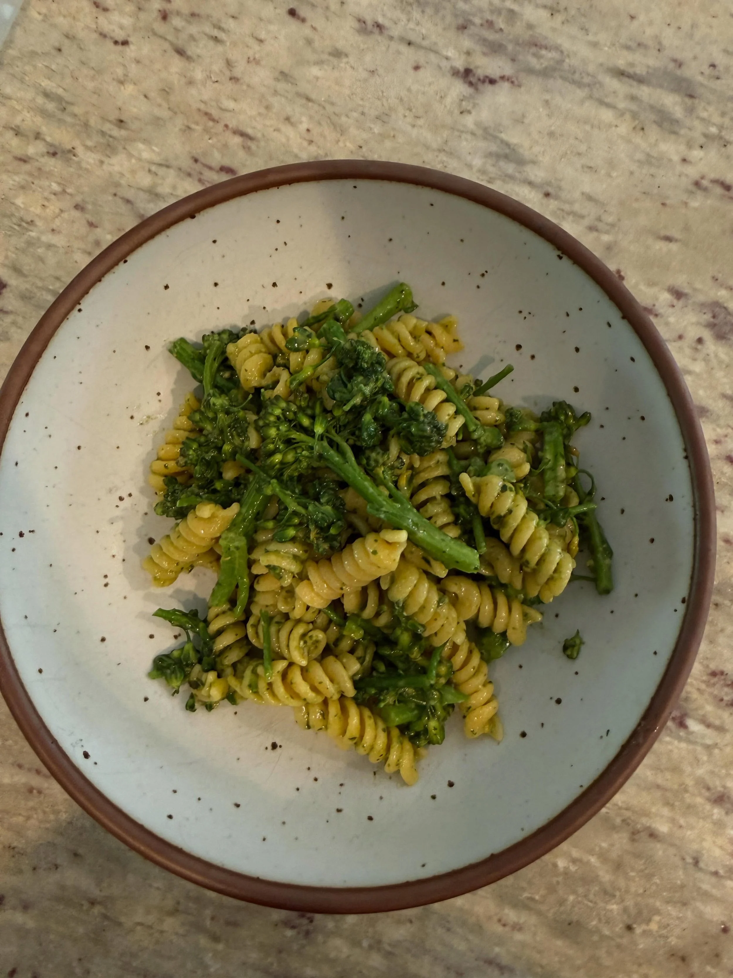 On the topic of easy weeknight meals I give you my one pot pasta veggie hack. Swipe to see. 

Boil pasta (ideally a protein pasta if you&rsquo;re not adding in an actual protein. I like @enjoybrami )
In the last minute add your veggie. Asparagus and 