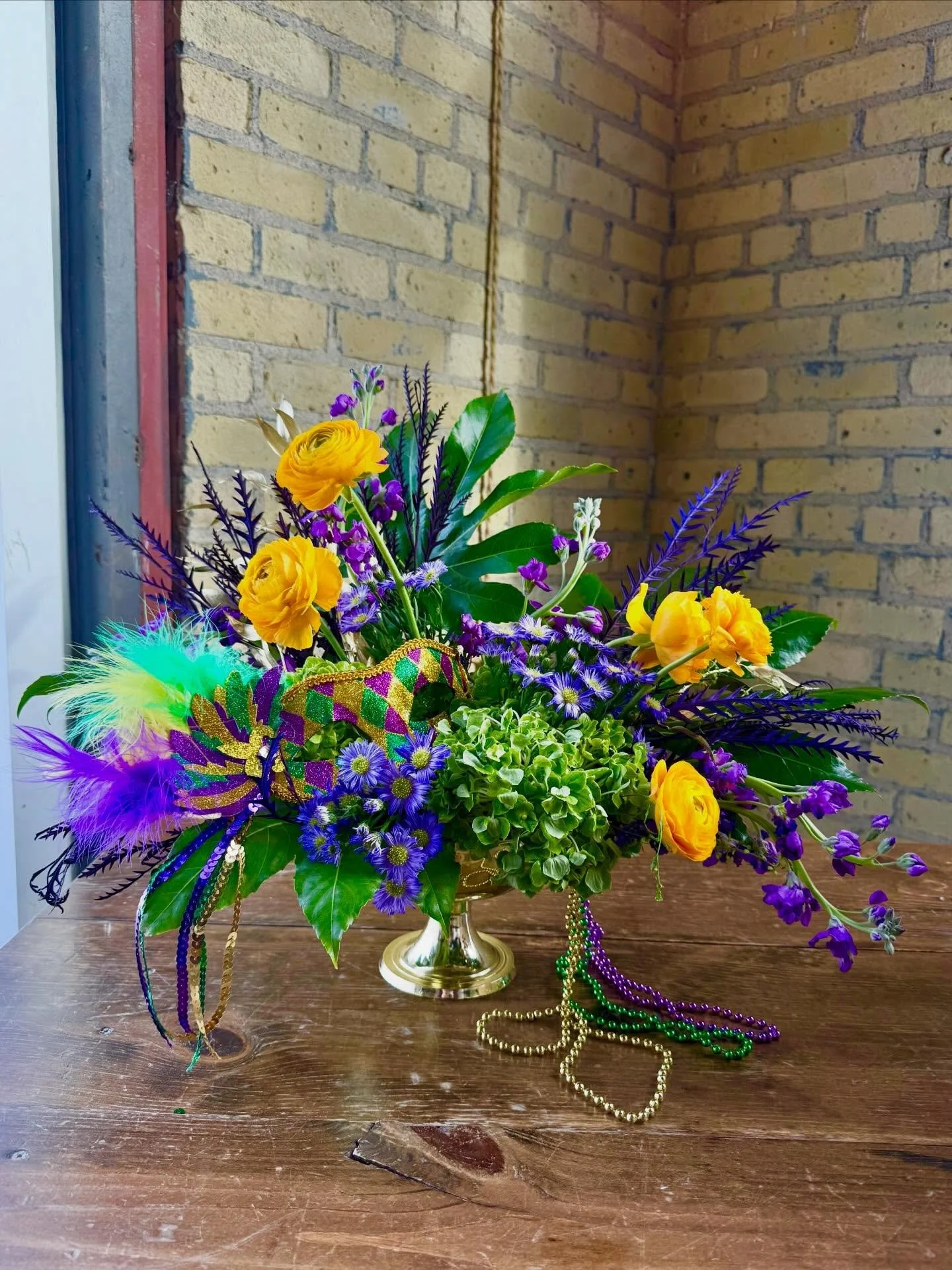 So grateful to donate flowers for the 𝓛𝓲𝓿𝓮 𝓛𝓲𝓴𝓮 𝓢𝓪𝓶𝓼𝓸𝓷 Gala for the second year in a row 💜💛💚
This year&rsquo;s Mardi Gras theme was pure joy&mdash;so fun to create, full of color, light, and celebration. Each arrangement carried the 