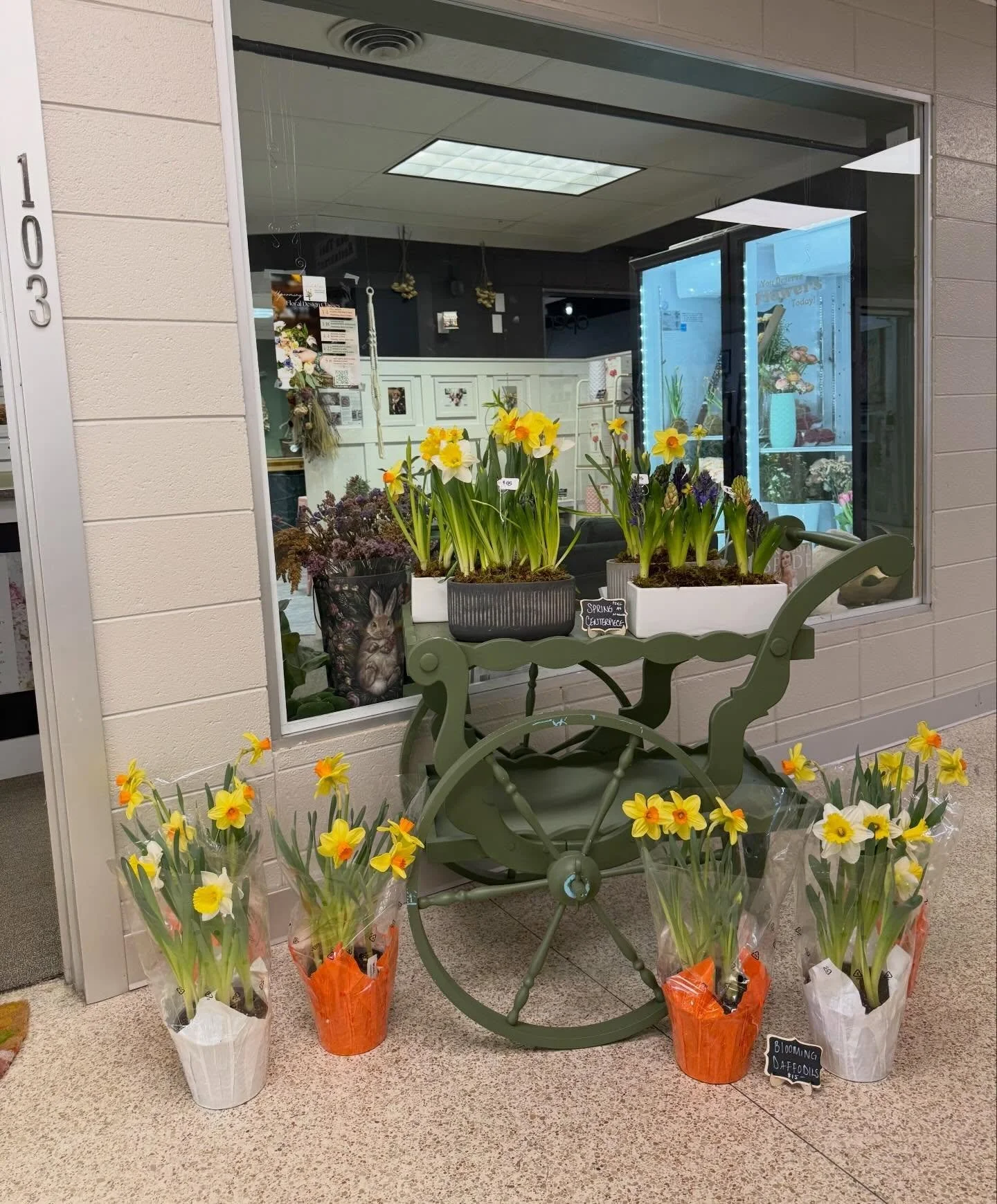 Spring is in full bloom at the flower shop! 🌼🌷🪻
Stop in and treat yourself to a little seasonal magic ✨
.
.
.
#flowermagic #springflowers #springequinox #whitebearlakemn #hazelandgoose