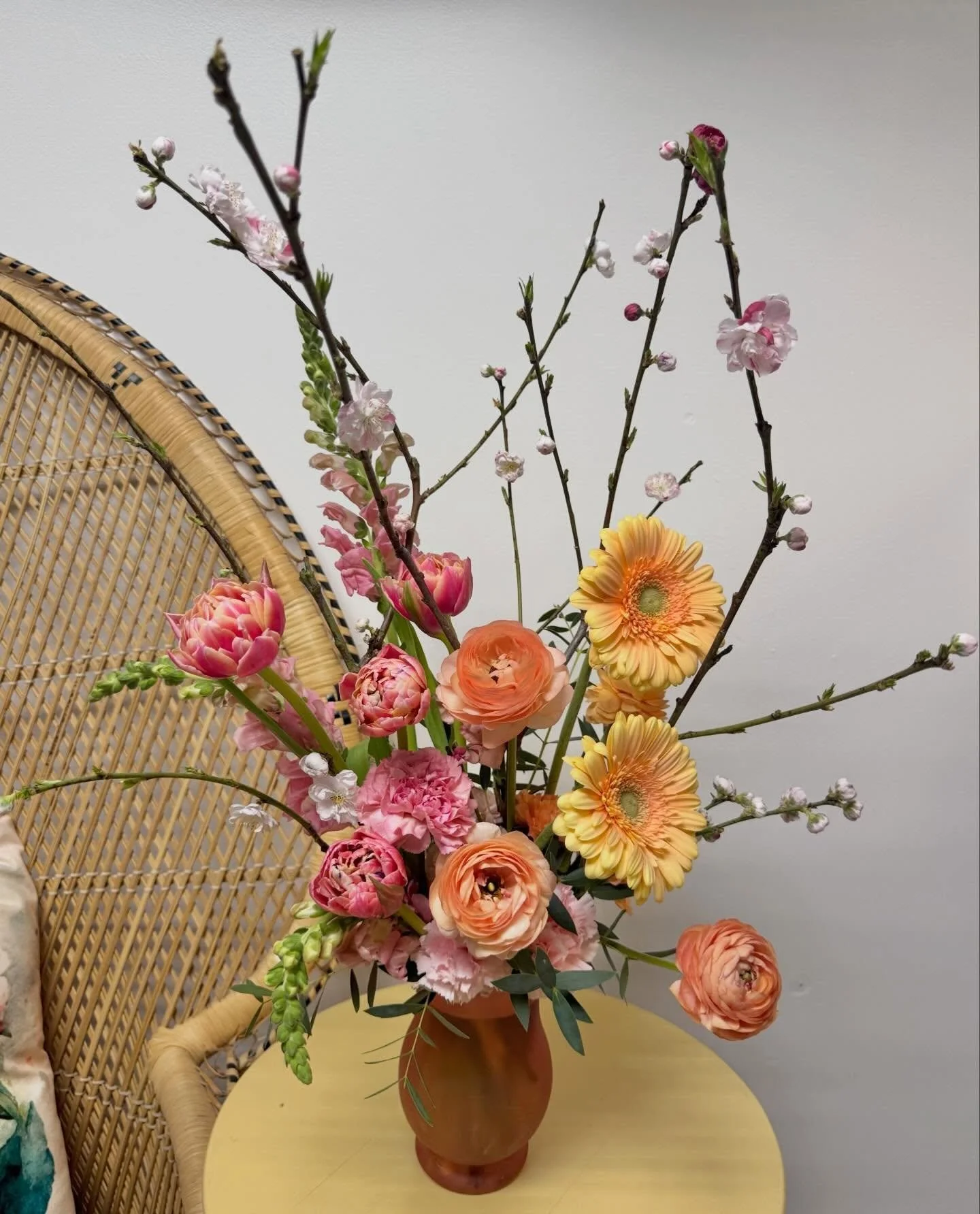 These birthday blooms opened even more beautifully in the days after 💕 Wish I was able to capture the cherry blossoms and tulips in their full glory! 🌸 
.
.
#flowermagic #springflowers #birthdayflowers #whitebearlakemn #hazelandgoose