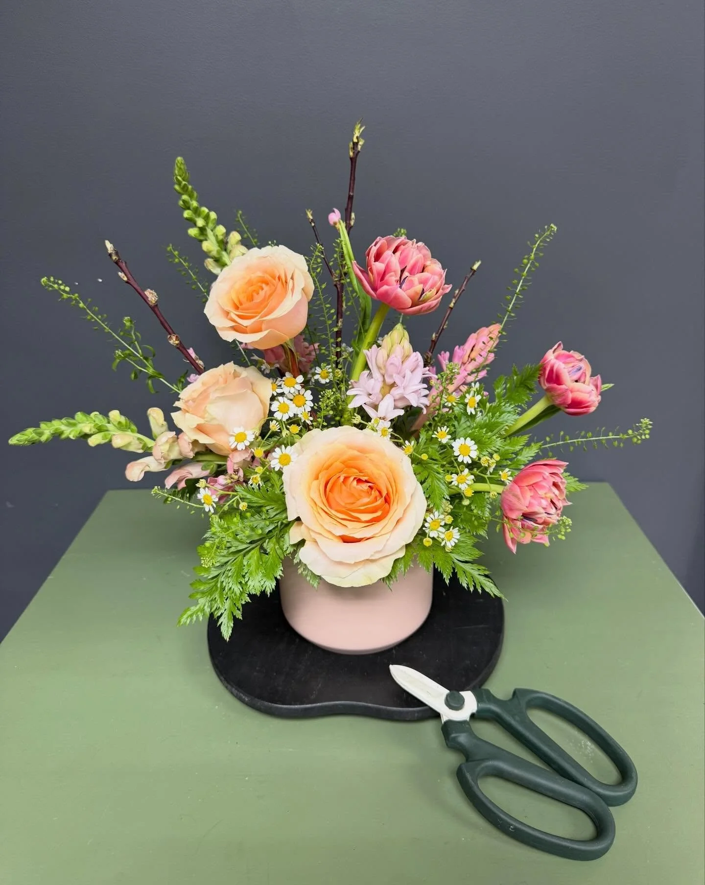 Built this beauty one stem at a time 🌸🪻✂️
Come do it with me! Grab a seat in one of our upcoming floral classes ✨ 
www.hazelandgoose.com/classes 
.
.
#designwithme #floraldesignclasses #flowermagic #whitebearlakemn #hazelandgoose