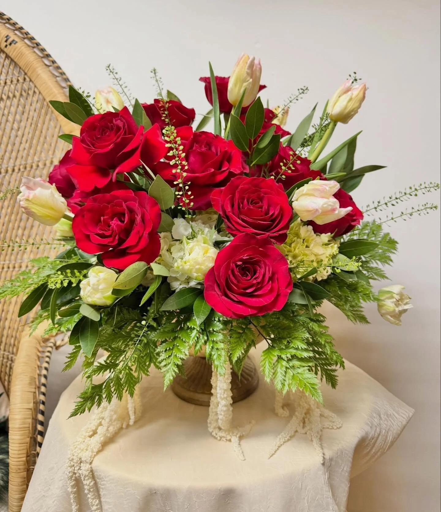 Off to the races for the Bride-to-be!🌹🥂🏇
Derby elegance, bold blooms, and the perfect centerpiece for a weekend full of bets, bubbly, and bachelorette fun! ❤️ 
.
.
#derbybach #runfortheroses #kentuckyderby #talkderbytome #hazelandgoose