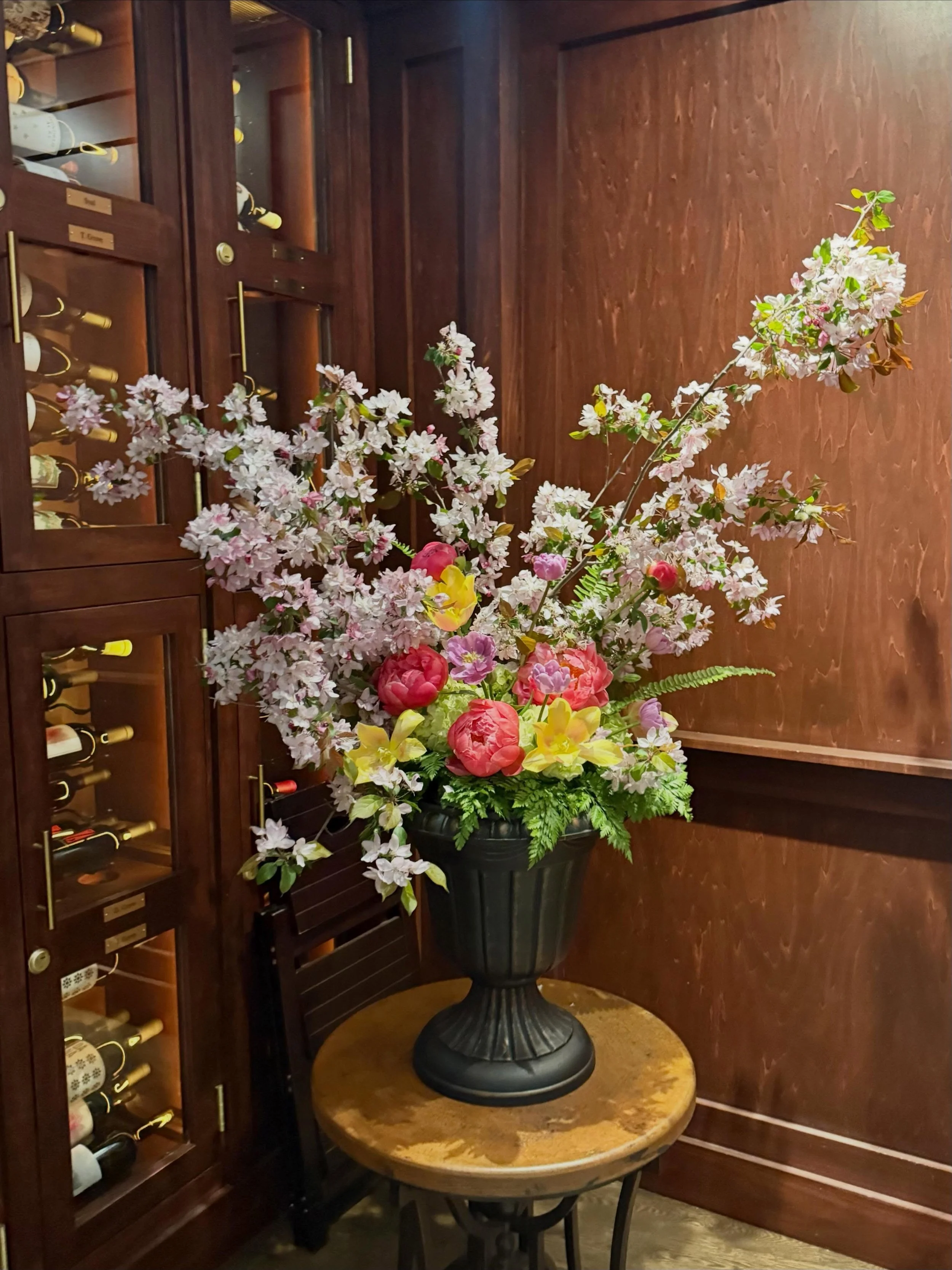 She&rsquo;s too pretty not to have a permanent spot on the feed 🌸🫶🏼✨
Always such a pleasure creating some flower magic for @northoaksgolfclub ! ✨ 
.
.
#northoaksgolfclub #mothersday #mnfarmerflorist #hazelandgoose #whitebearlakemn