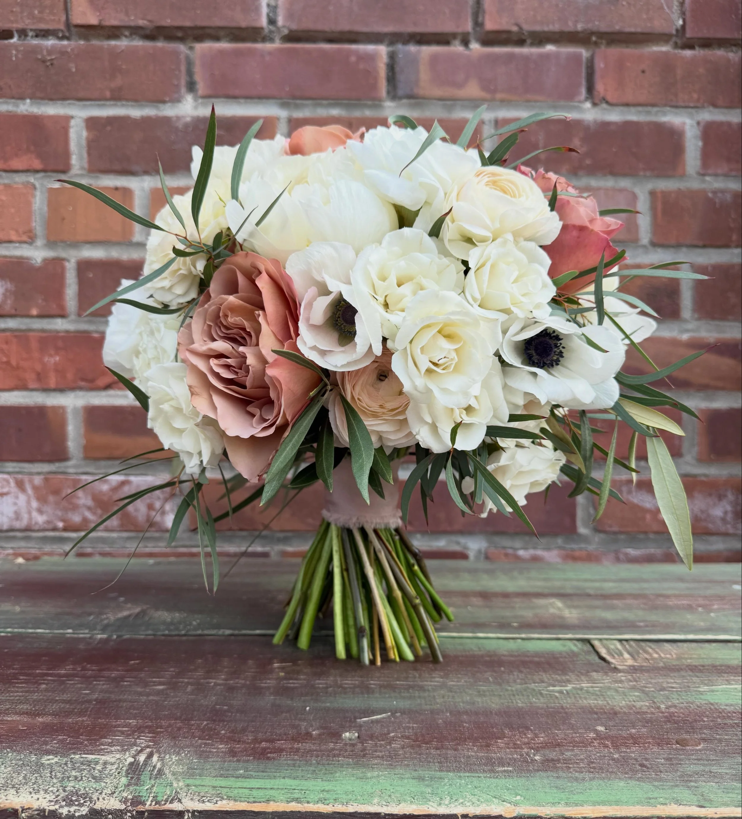 For Jenna 🤍
.
.
#hngweddings #bridalbouquet #mnweddingflorist #whitebearlakemn #hazelandgoose