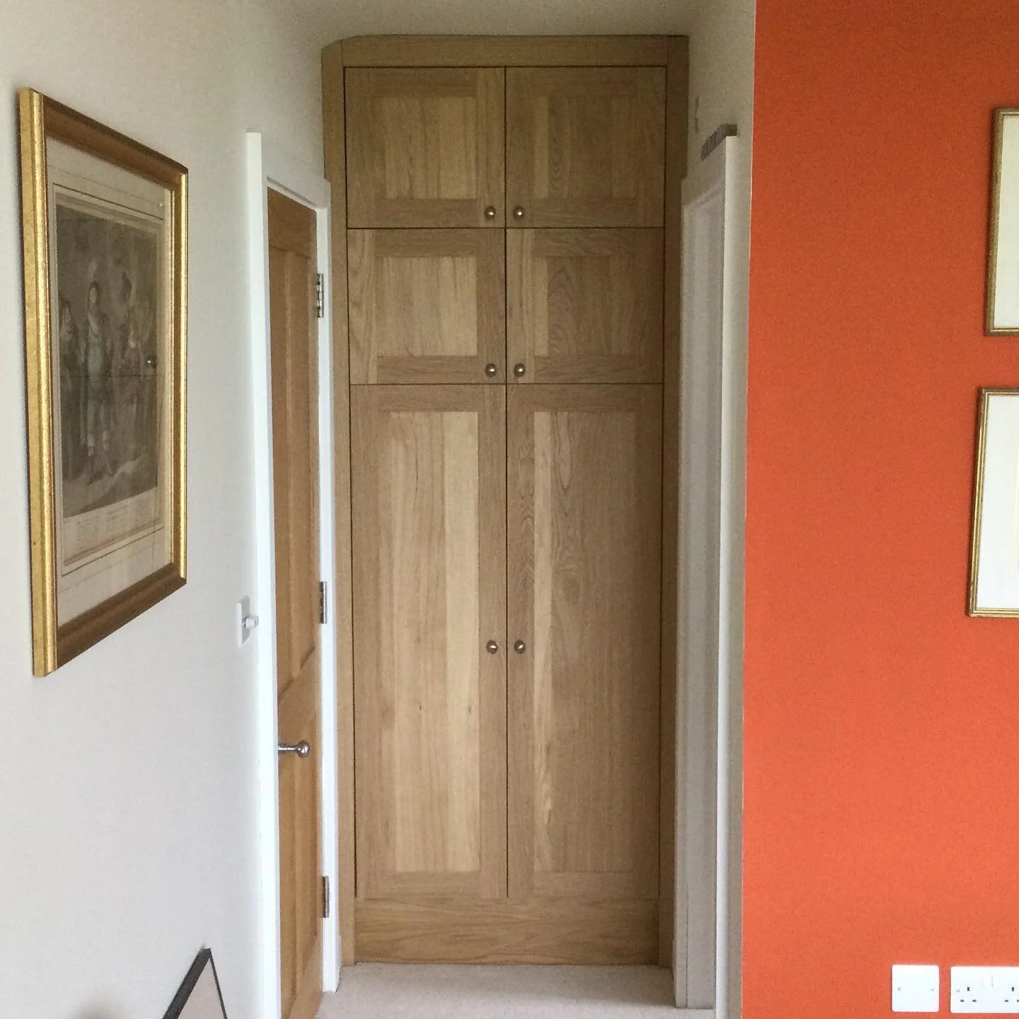 Small guest bedroom wardrobe in oak.
#bristolcarpenter #builtinwardrobe