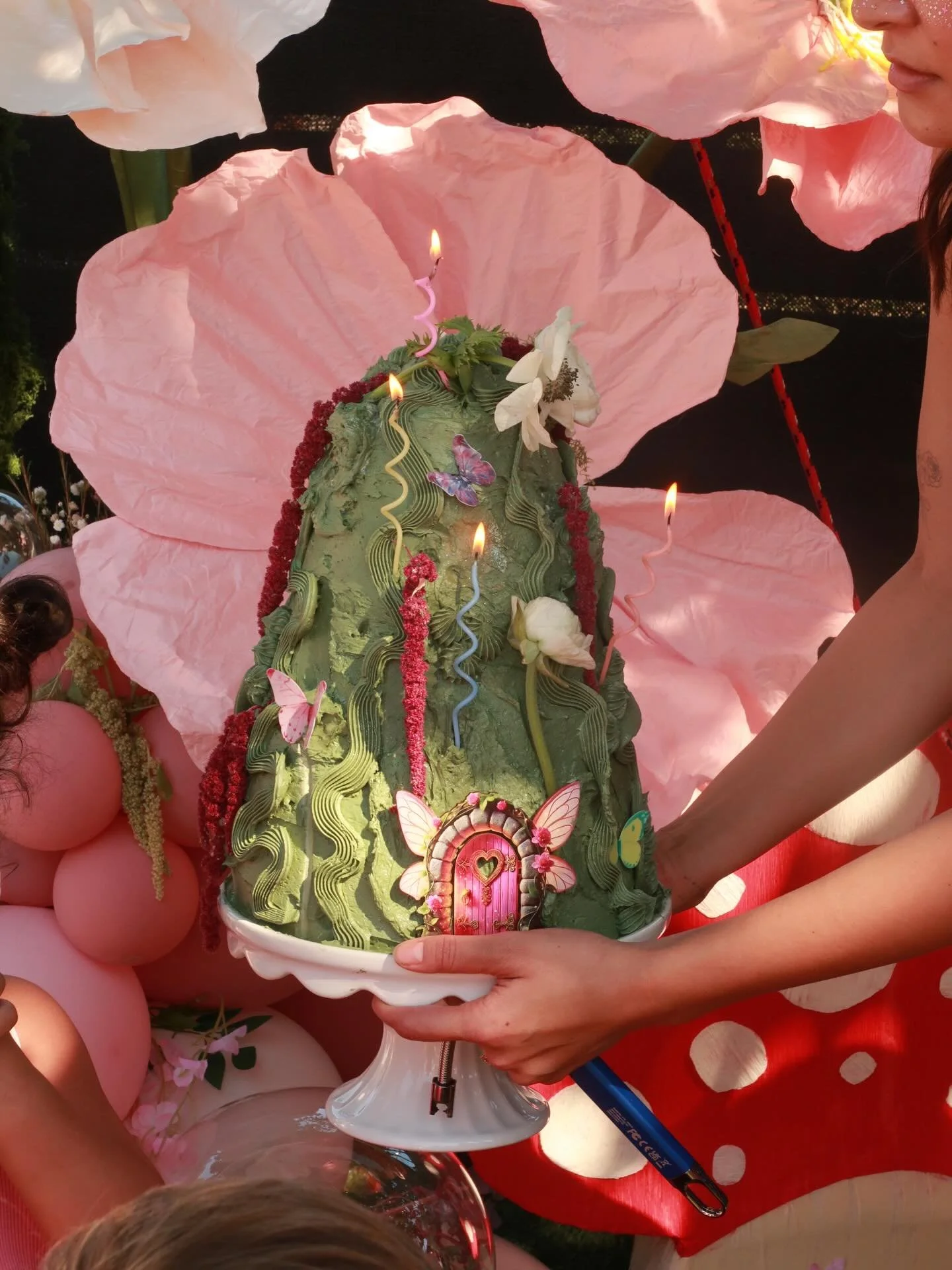 My girl turned 4 this past weekend.. she wanted a green fairy house cake&hellip;she got her a green fairy house cake! And some cute chocolate cupcakes! And a huge shout out to @katrinassweetconfections for the cookies! Kills the every year!