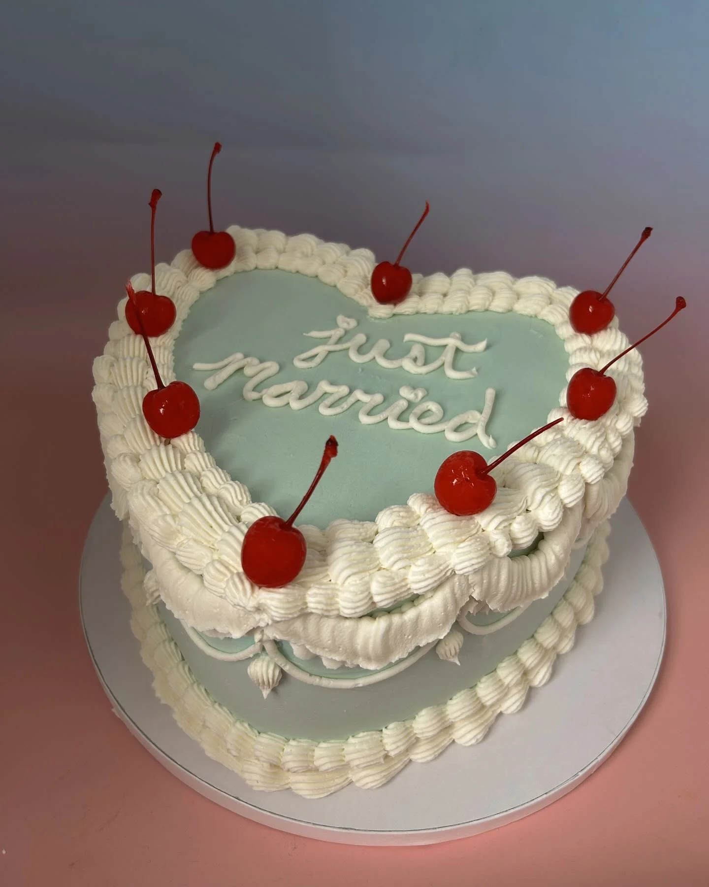 Cutest wedding cake! Love making cakes for yall! Do you have a special occasions coming up or need a cake just because? Head over to my link in bio to fill out an order form! 🩵