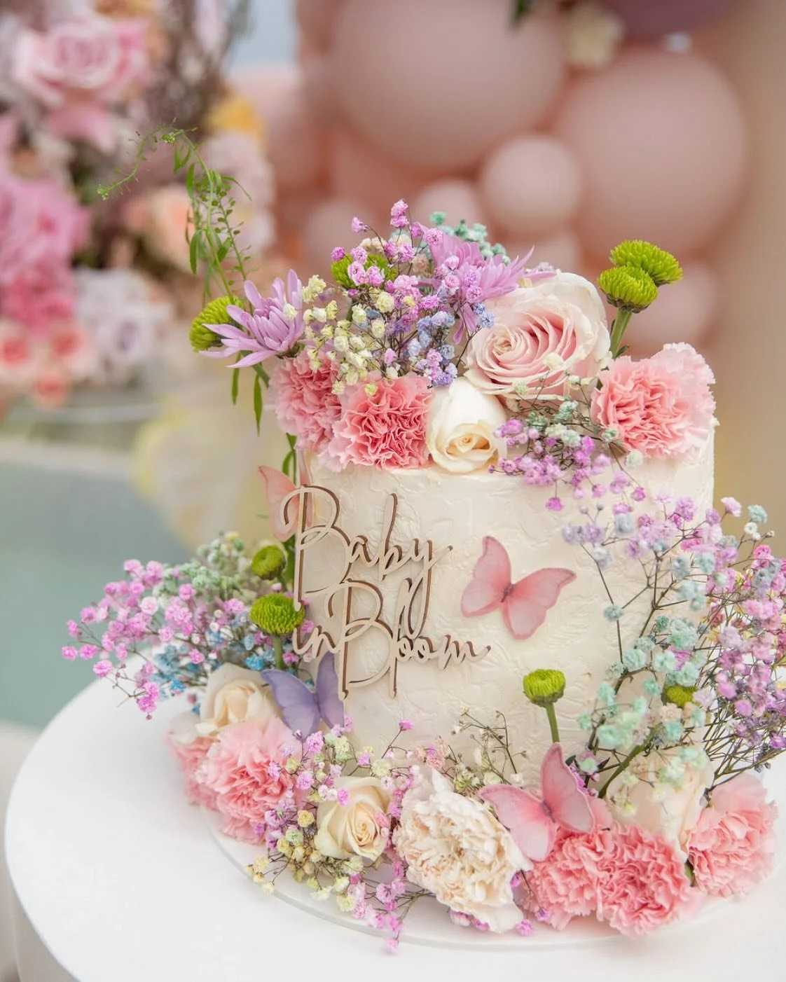 One more post of this beautiful cake for my friends baby sprinkle! If you need a custom cake go to my link in bio to place an order!!