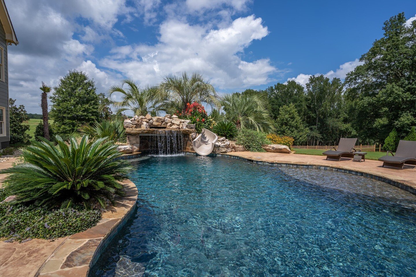 It may be September, but we're still poolside in the #LakeCountry 😎 
#PoolDesigner #PoolBuilder #LuxuryPool #CustomPools #PoolDesign #Pools #Design #Georgia #LakeOconee