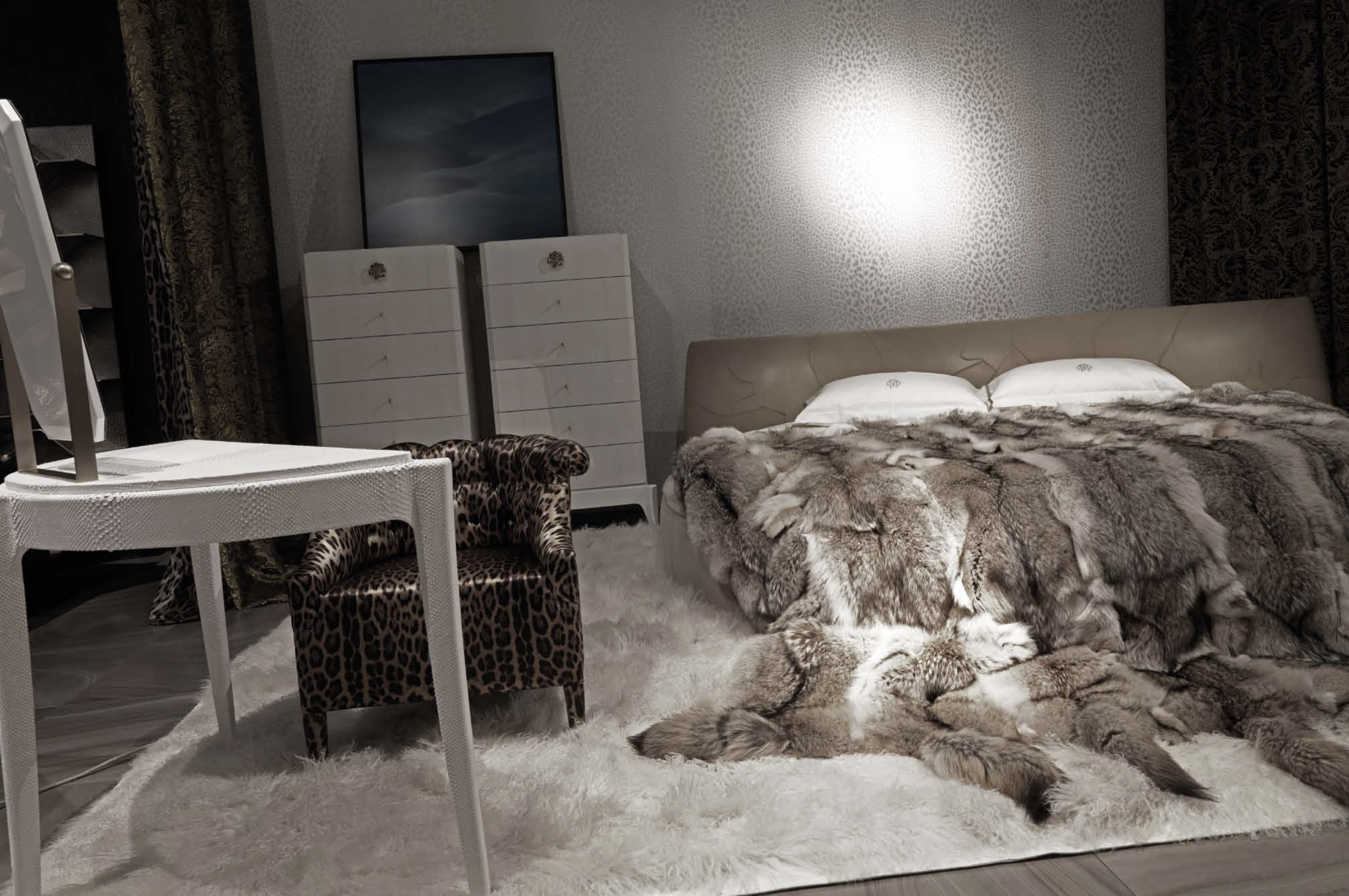 Кровать шерсть. Кровать мех 3д. Мех кровать девушка. Roberto Cavalli одеяло подушка. Обои Кавалли в интерьере фото.