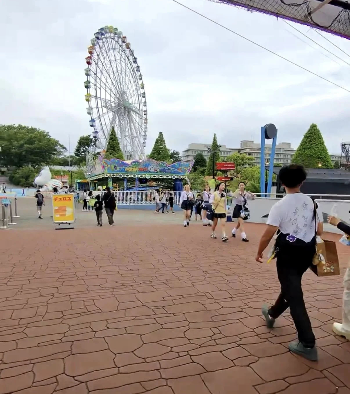 Wide pedestrian walkway at Yomiuriland with plenty of open space for visitors to move between attractions. The spacious pathways are suitable for wheelchairs, strollers, and guests with mobility needs.