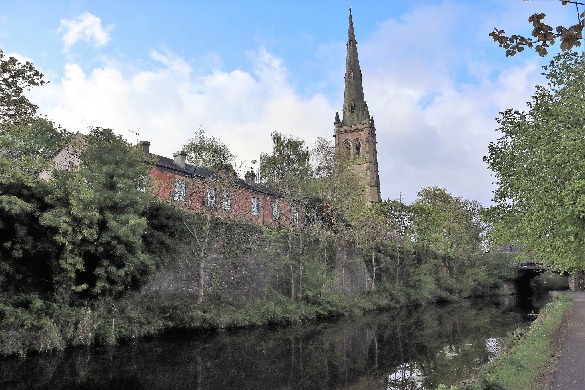 Bailrigg is near-ish to the canal that runs into Lancaster city centre .

We say near-ish because we want to set expectations, it is a 25 minute walk to join the canal path, but the walk to the canal is scenic and walking into town via the canal (ano