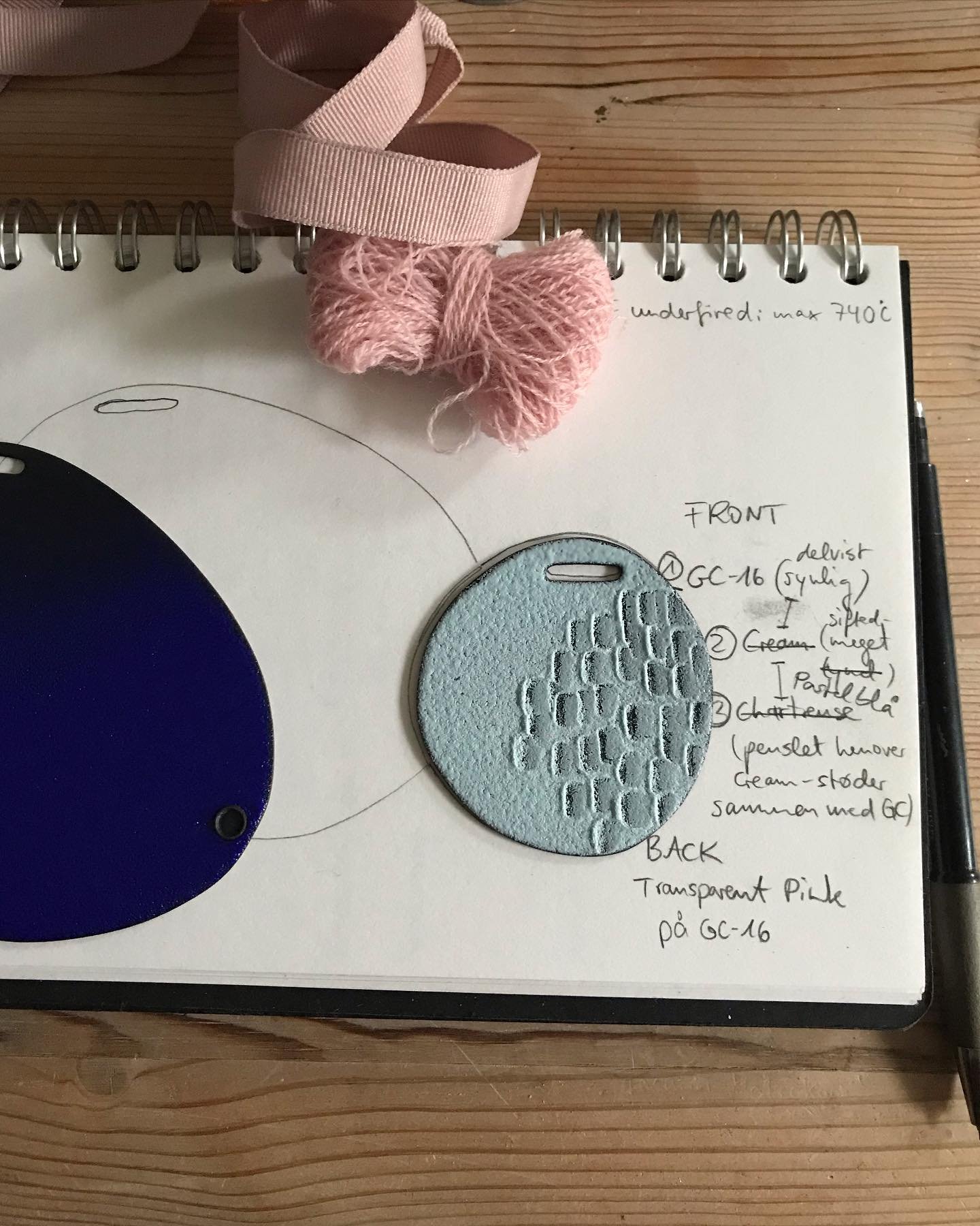 Sketching, making samples, finding the right combination of colours and textures&hellip; Slowly I am getting closer to the final touches on my first bigger piece made of steel&hellip;

#enamelonsteel #enameljewelry #enameljewellery #enamellove