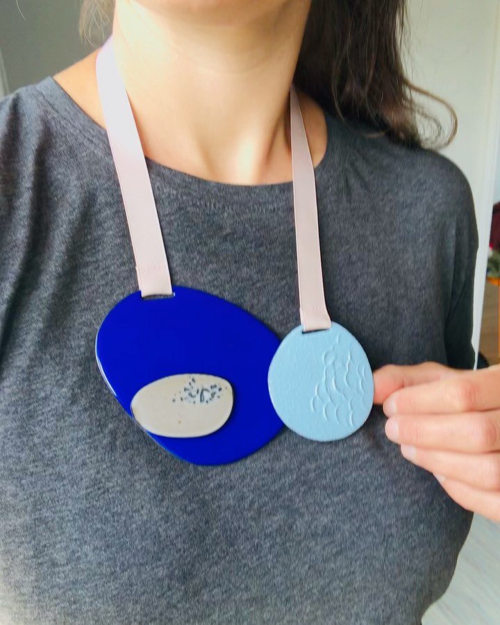 I know I should have some music to these videos, but try to listen to this wonderful sound of enamelled steel! 😍

It&rsquo;s a big but yet light neckpiece in enamelled steel, hold by a comfortable and soft ribbon, with a magnetic closure on the fron