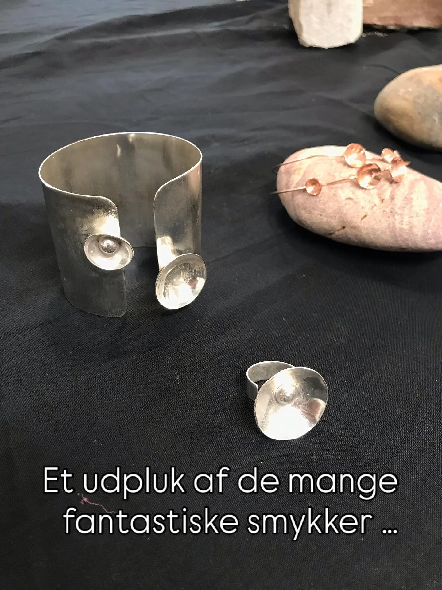 Hold da op, sikke en fantastisk uge 27 p&aring; smykkev&aelig;rkstedet p&aring; Engelsholm H&oslash;jskole!! Jeg er stadig s&aring; imponeret over alt det, som mine 12 elever har l&aelig;rt og udf&oslash;rt i l&oslash;bet af ugen, og det var s&aring;