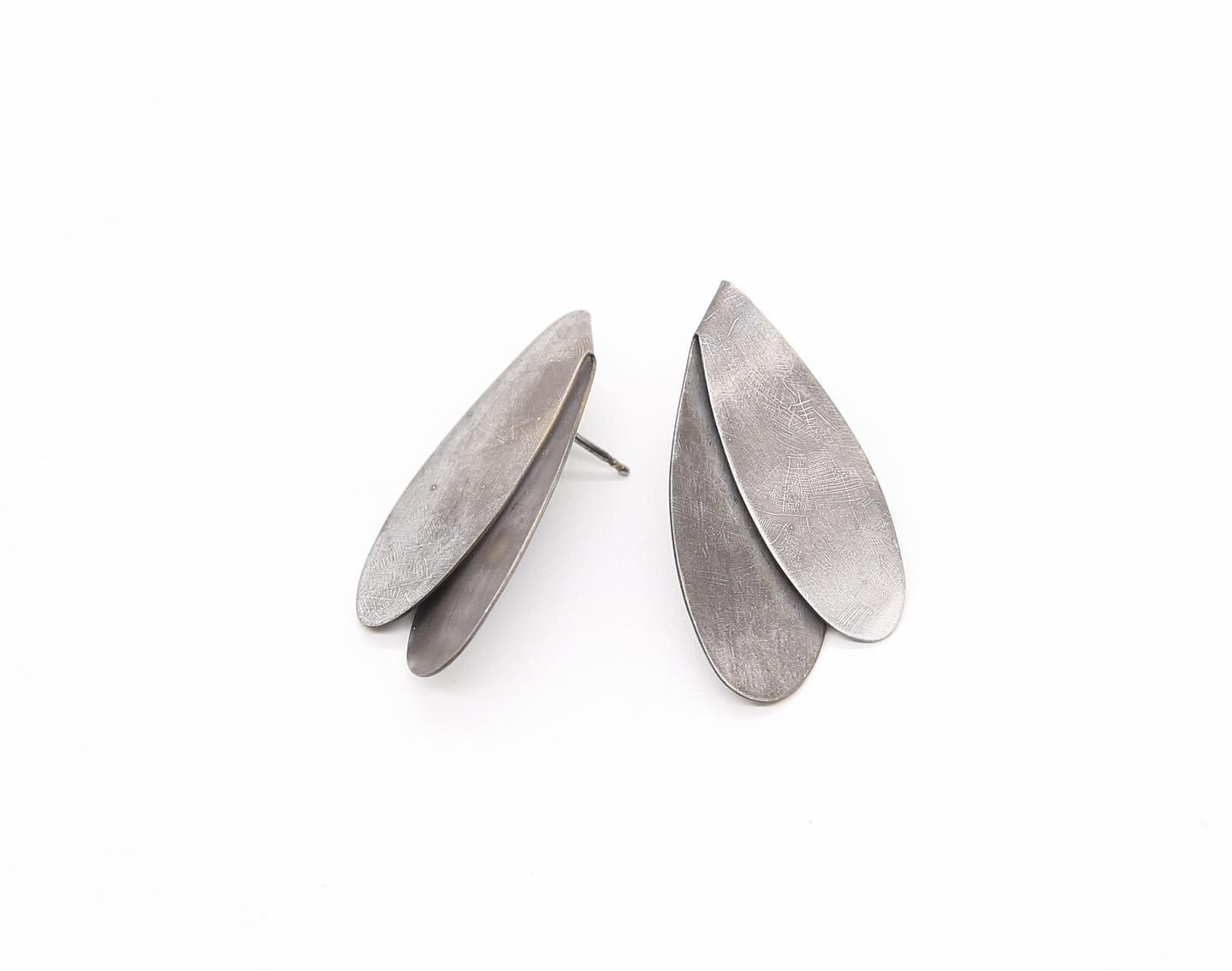 Are you also sooo ready for spring? I am 😎
Olivia - Olive leaves in flamb&eacute;ed sterling silver for your ears! 
I love how they follow the movement of my ear flips - what do you think about them? 🥰 

Soon available in my new webshop - hep hep! 