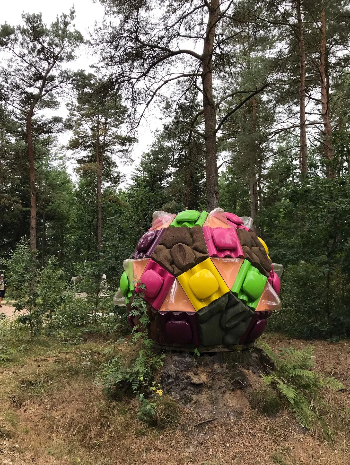 En kirkeg&aring;rd for kunst? Yep. I Deep Forest Art Land finder skulpturer deres sidste hvile, n&aring;r de ikke l&aelig;ngere skal udstilles p&aring; museum. Og s&aring; tager naturen de menneskeskabte objekter tilbage ❤️

@deepforestartland