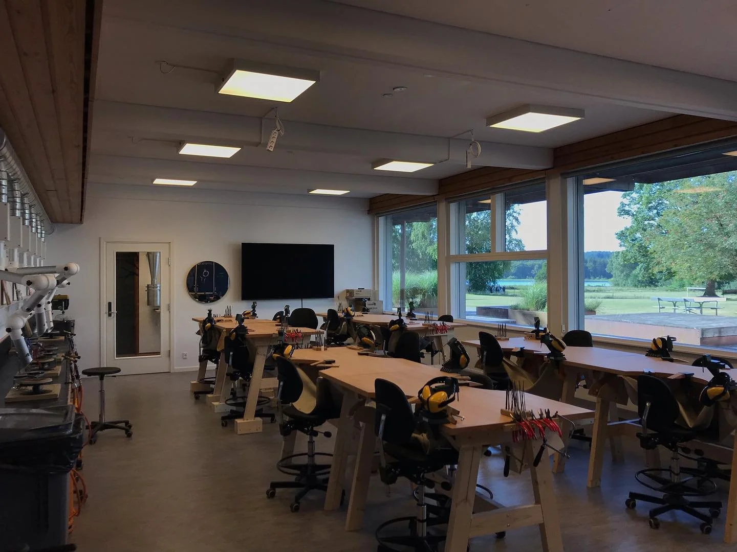 Jeg f&oslash;ler mig s&aring; heldig at arbejde p&aring; dette fantastiske og inspirerende sted! 
Et fedt v&aelig;rksted med den bedste udsigt over Silkeborg Langs&oslash;, omgivet af kunst, en arkitektonisk fascinerende bygning og de s&oslash;deste 
