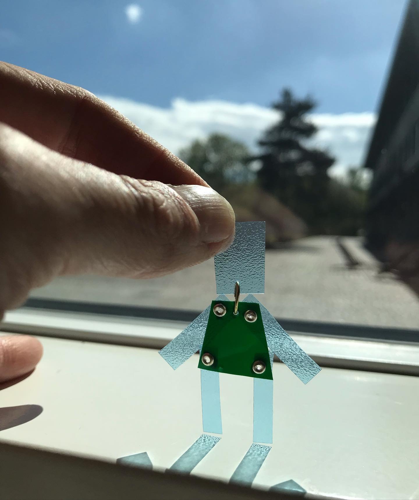 Plastic fantastic?! Langt fra&hellip; men det er faktisk fantastisk og tankev&aelig;kkende, hvordan man kan transformere l&aelig;rerens plastic affald fra 2-3 ugers indsamling til noget farverigt, unikt og b&aelig;rbart. 
Et lille indblik i sidste ug