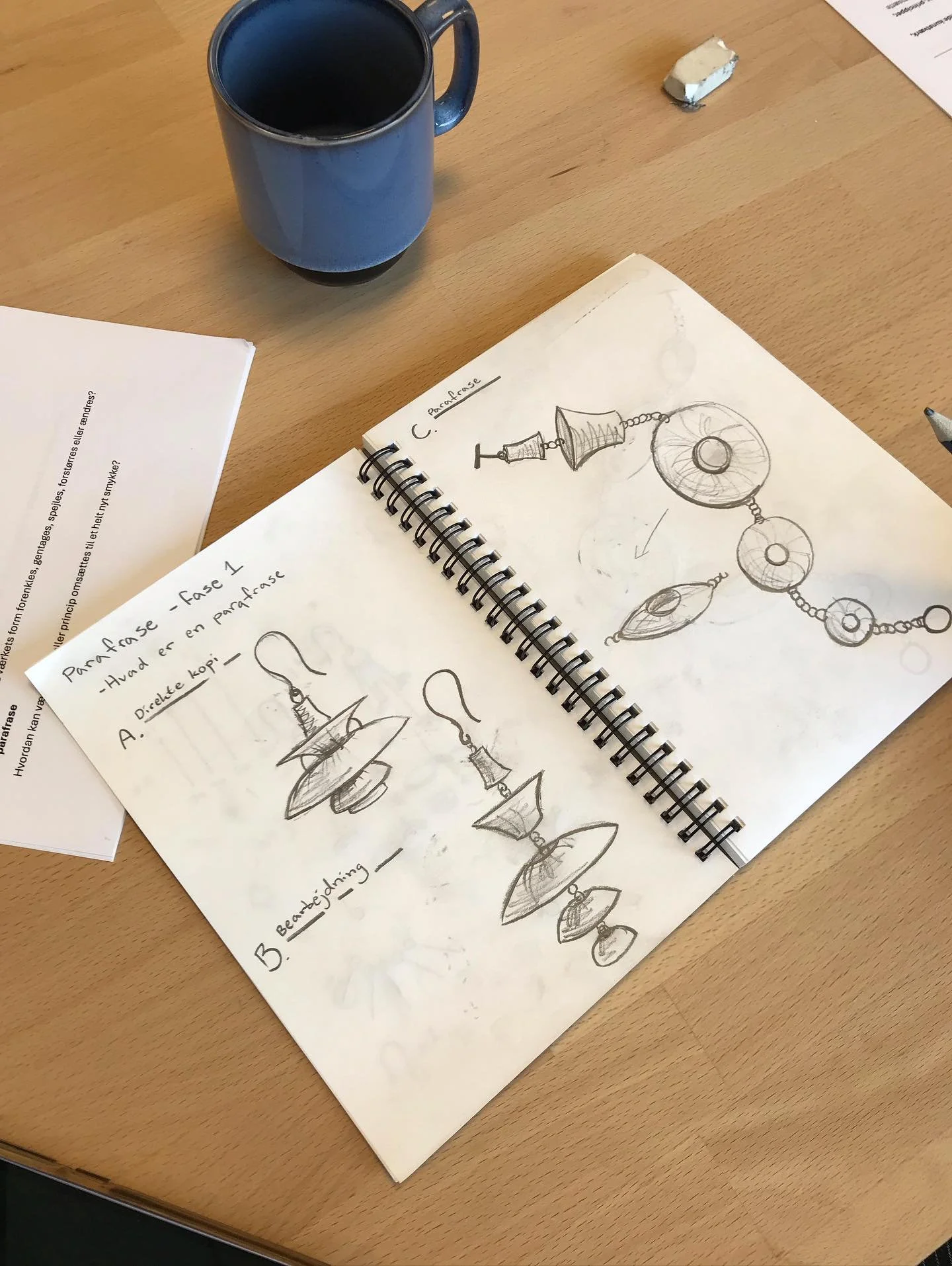 Hvad er en parafrase og hvordan kan man designe et smykke ud fra et eksisterende kunstv&aelig;rk, design eller en bygning, s&aring; man kan spore det tilbage til originalen men uden at kopiere det? Det er d&eacute;t, vi har arbejdet med i hovedfaget 