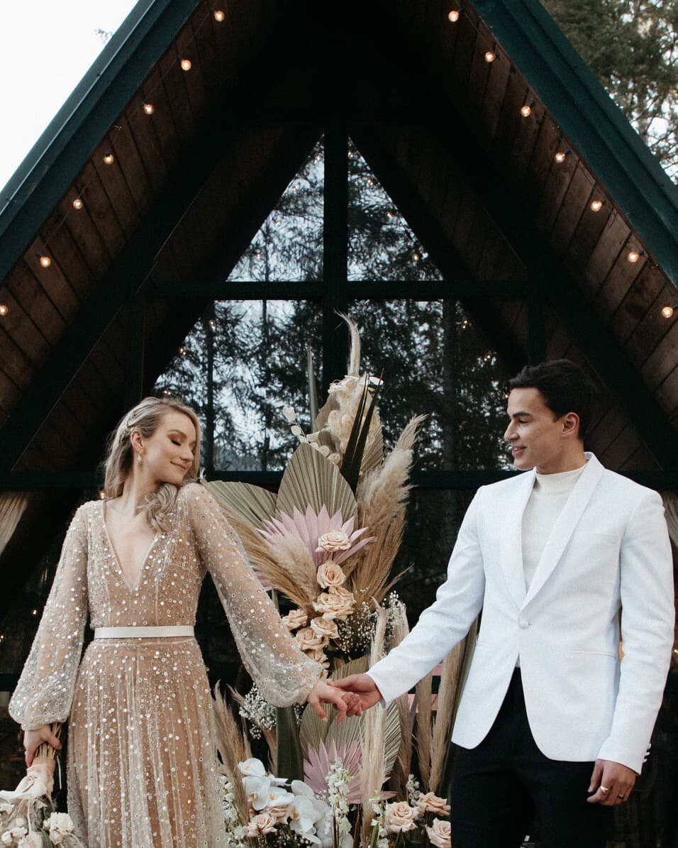 I love a good A-frame shot! 😍 The weather is finally starting to warm up and everything is green and blooming here in GA! I'm getting soooo excited for spring and for my spring wedding couples!!! What's your favorite thing about spring?? I can't dec