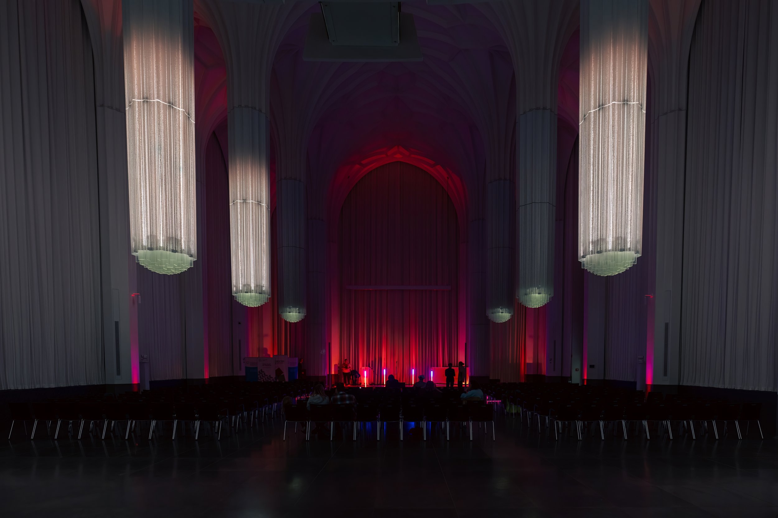 Das Paulinum in den Farben des Globe23-Festivals. Foto: Florian Förster/Universität Leipzig.