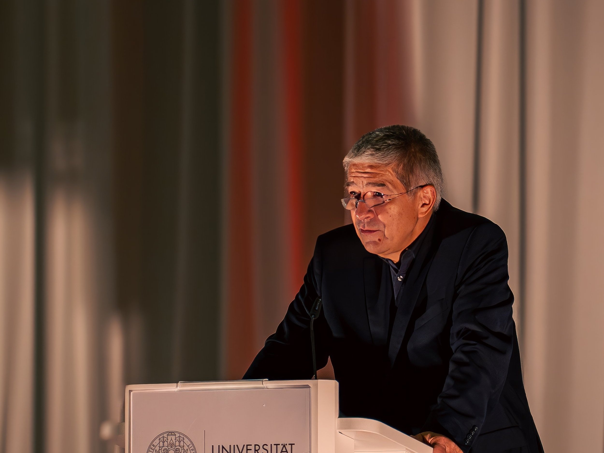 Prof. Dr. Matthias Middell eröffnet das Festival mit einer Rede. Foto: Florian Förster/Universität Leipzig.