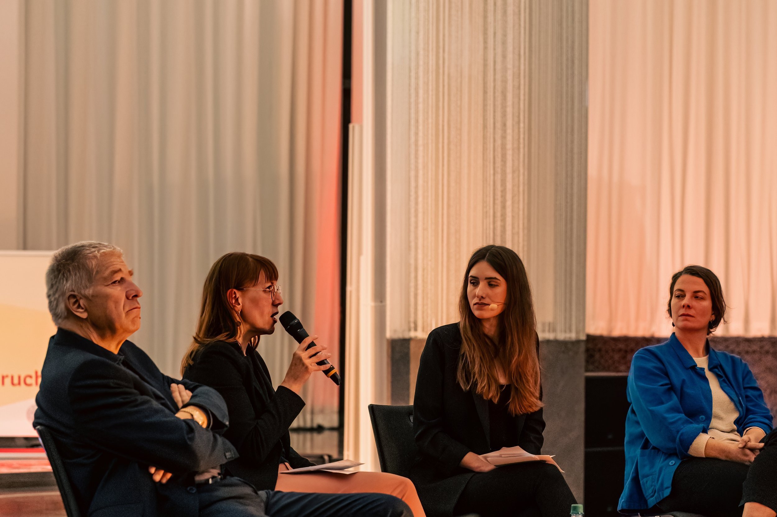 Prof. Dr. Matthias Middell, Katja Meier, Dayala Lang und Lisa Jaspers (v.l.n.r.) während des Podiums. Foto: Florian Förster/Universität Leipzig.