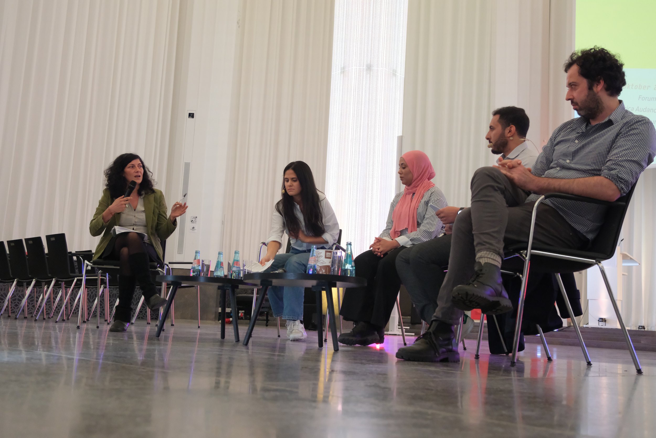 Auf dem Podium (v.l.n.r.): Enrica Audano, Emna Saidi, Thouraya Garraoui, Nasser Moslem, Wyatt Constantine. Foto: Florian Förster/Universität Leipzig.