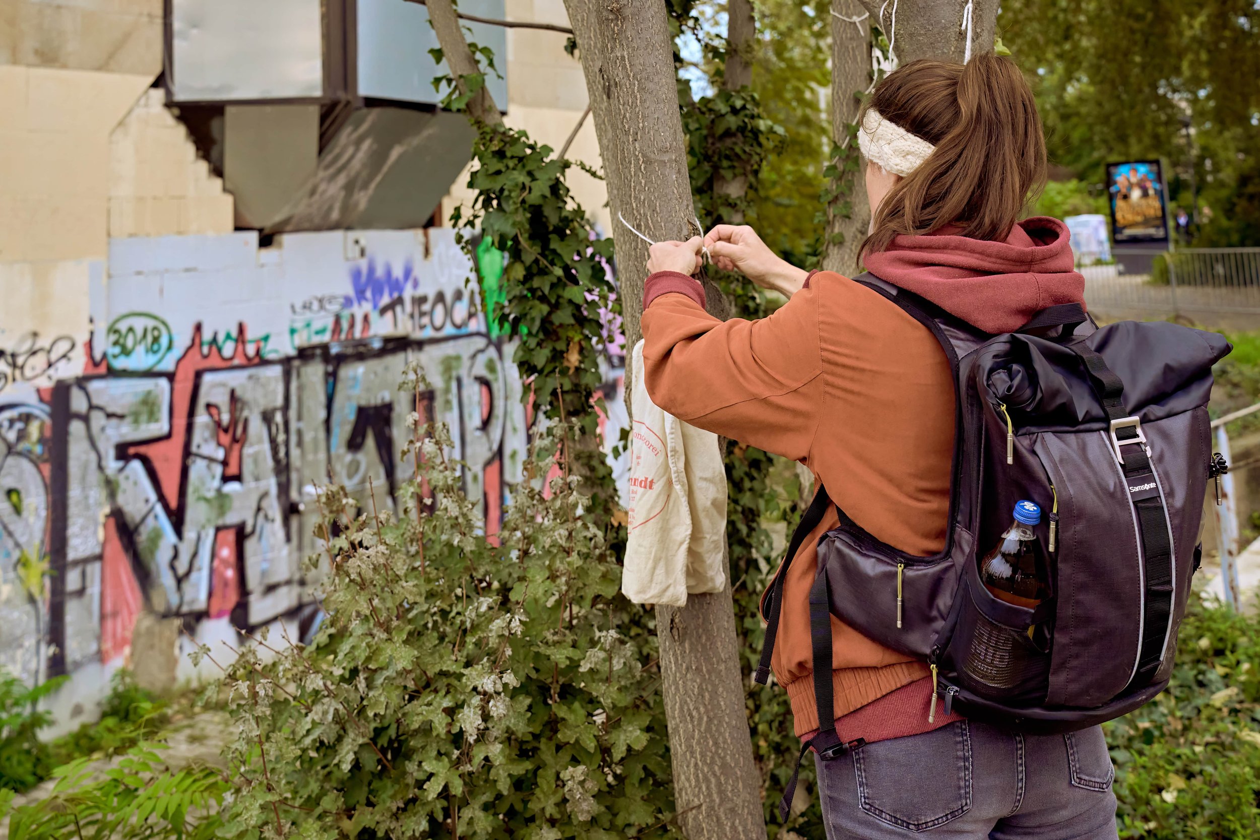 Teilnehmerin bindet eine Schnur an einen Baum fest. Foto: Laura Wichmann/Universität Leipzig.