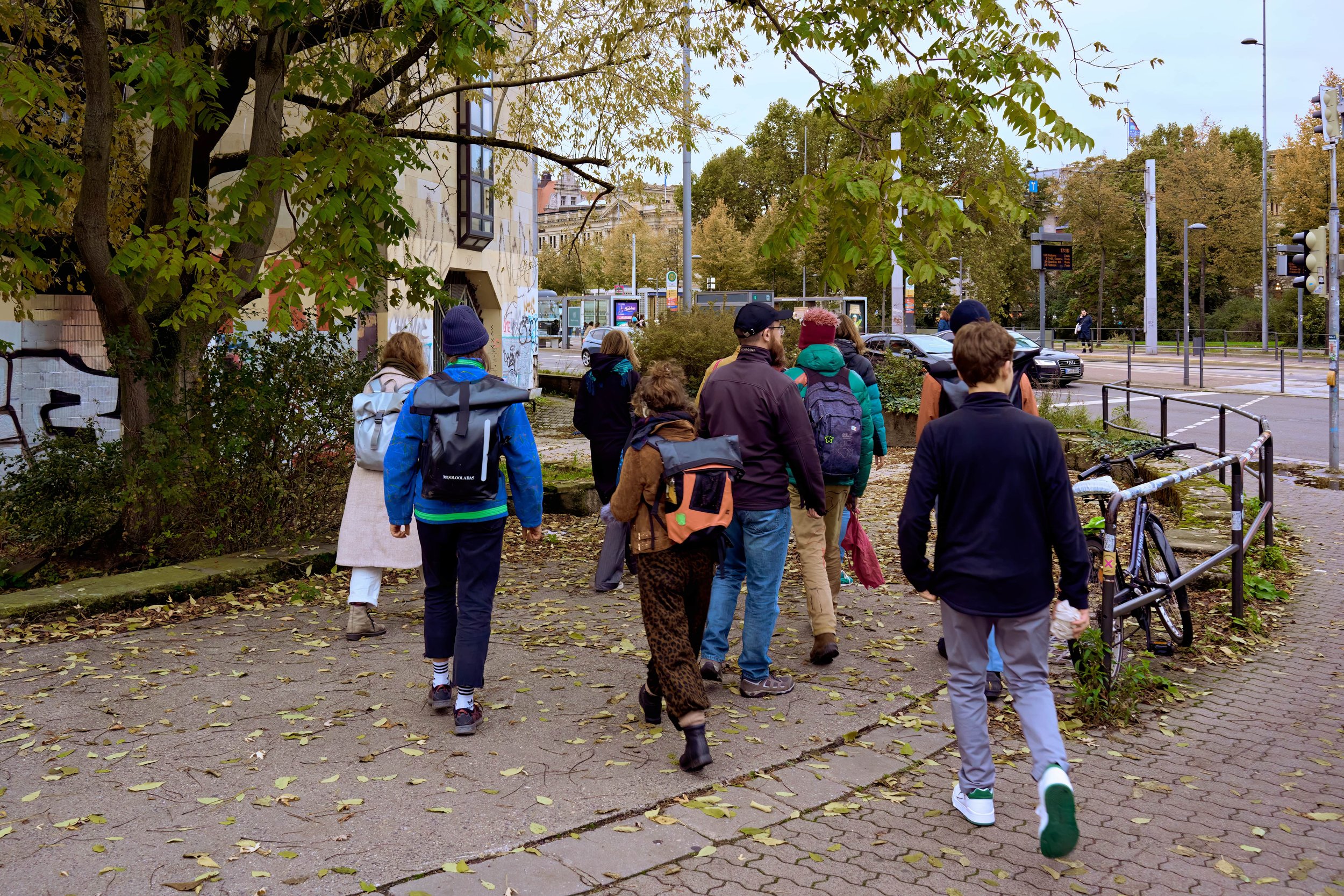 Die Teilnehmenden beim Überqueren einer Straße. Foto: Laura Wichmann/Universität Leipzig.
