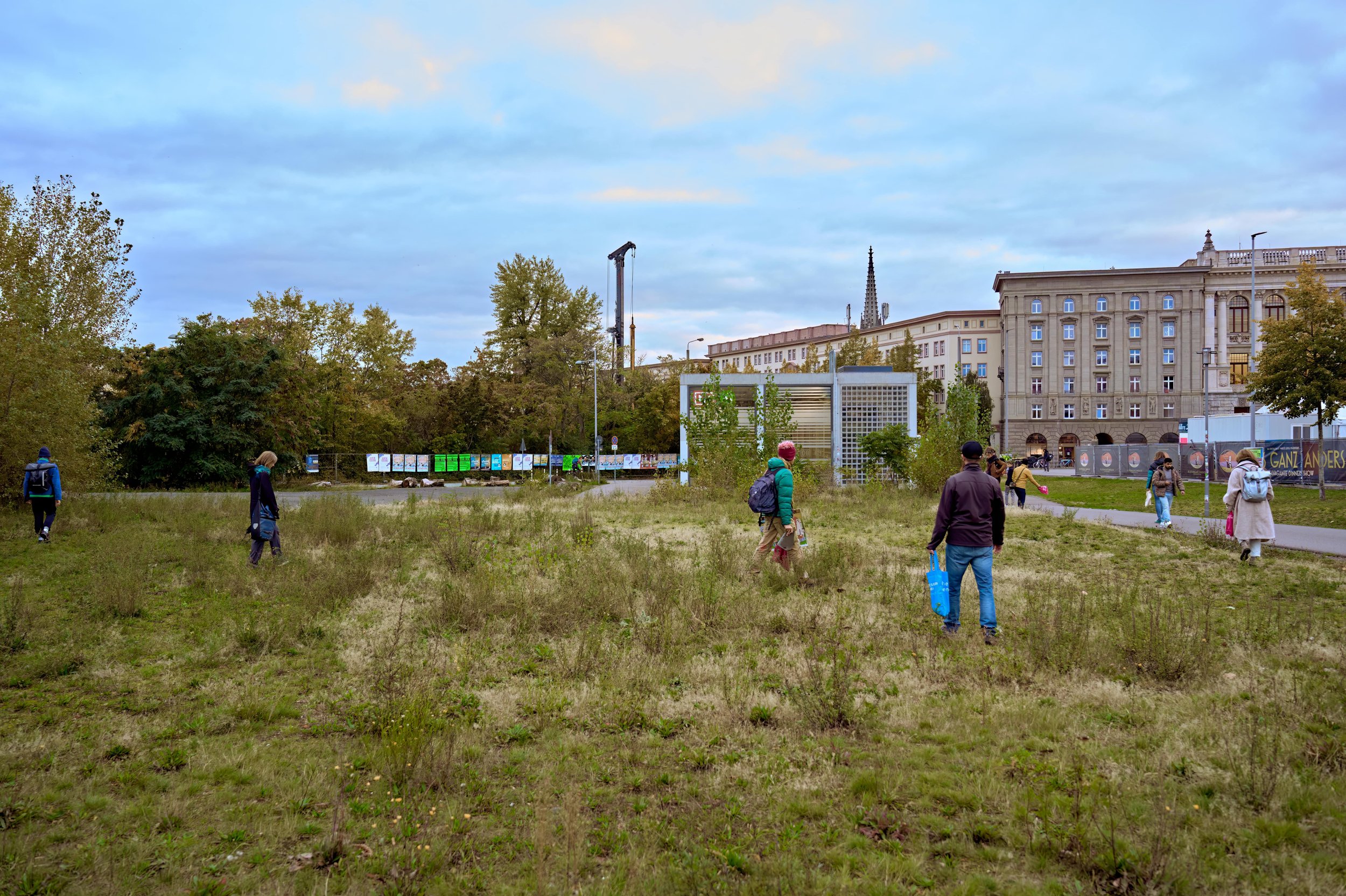 Die Teilnehmenden verteilt am Wilhelm-Leuschner-Platz. Foto: Laura Wichmann/Universität Leipzig.