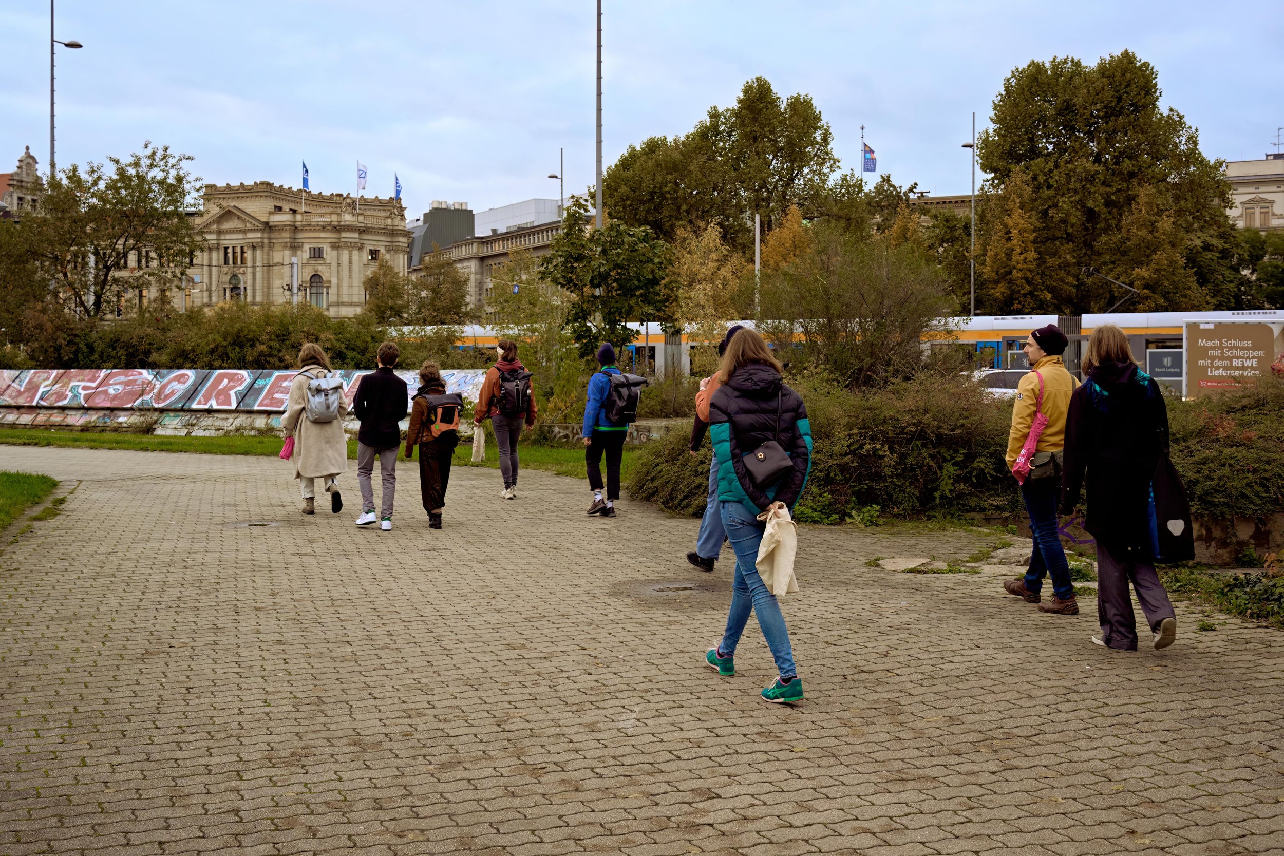 Die Teilnehmenden laufen über den Wilhelm-Leuschner-Platz. Foto: Laura Wichmann/Universität Leipzig.