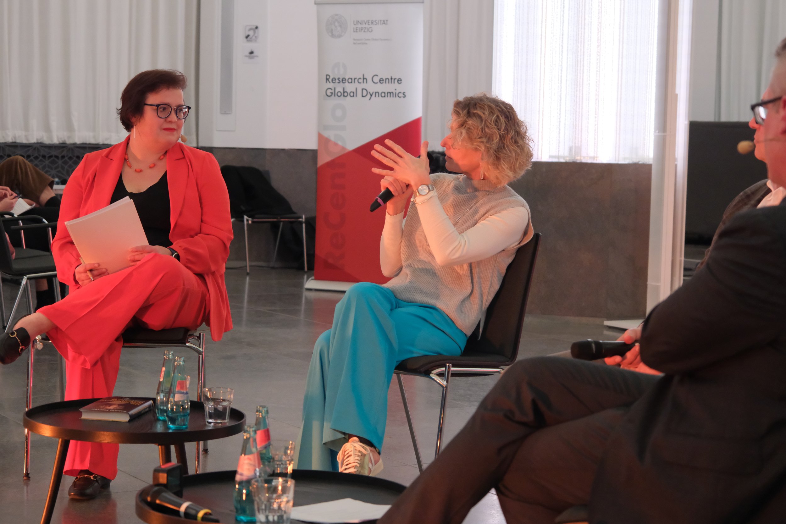 Prof. Dr. Julia Herzberg im Gespräch mit Dr. Sabine Fischer (v.l.n.r.). Foto: Florian Förster/Universität Leipzig.