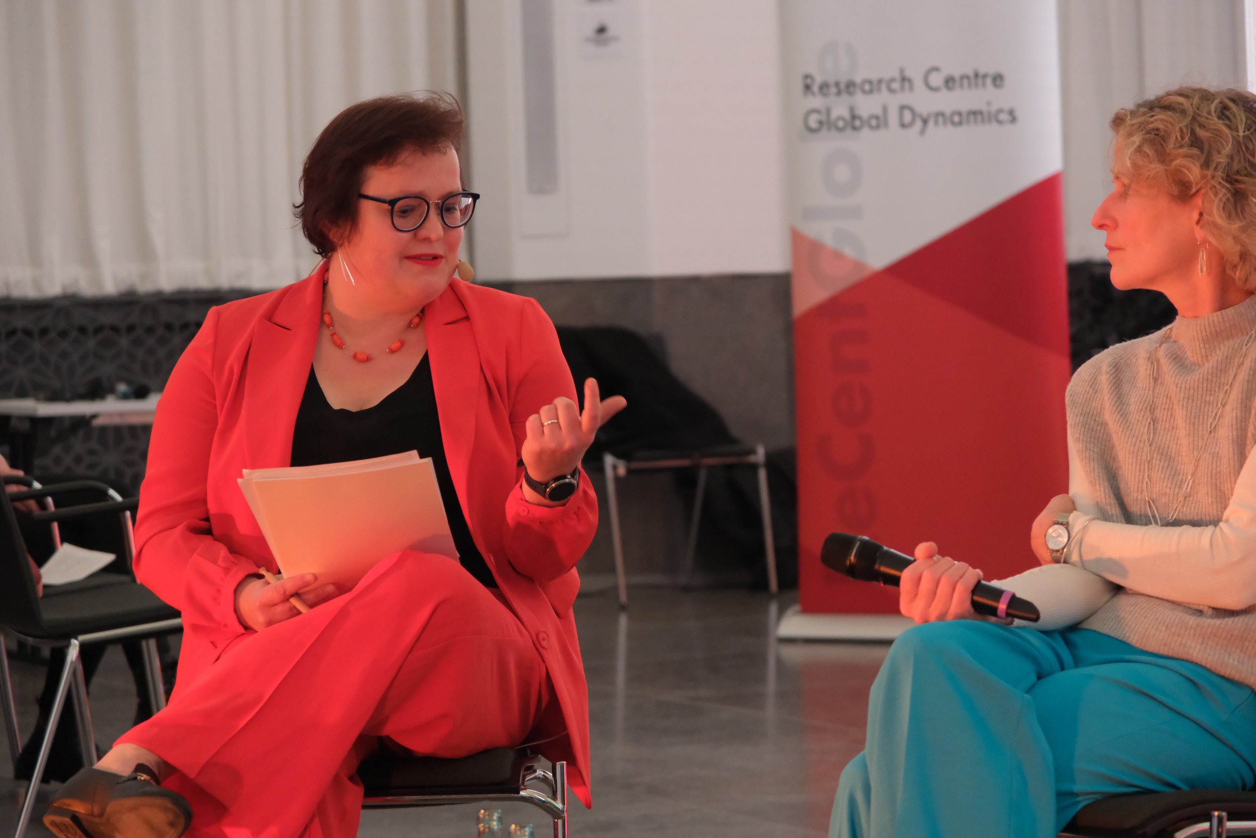 Prof. Dr. Julia Herzberg im Gespräch mit Dr. Sabine Fischer (v.l.n.r.). Foto: Florian Förster/Universität Leipzig.