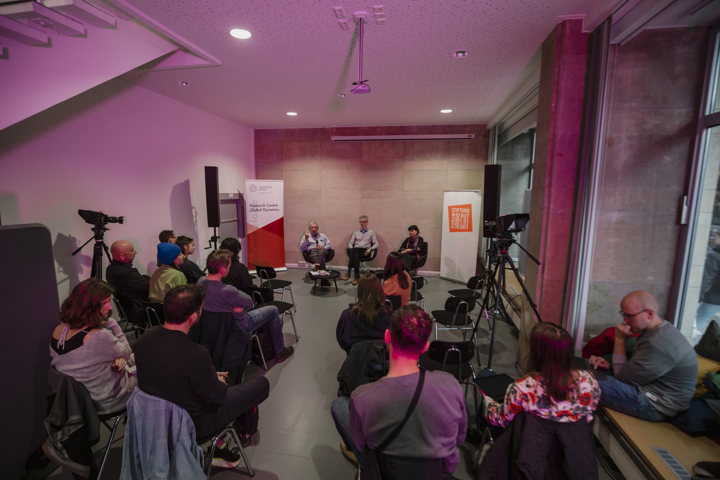 Das Podium zum Forum “Smaller Cities in a Shrinking World: Learning to Thrive Without Growth” im Forum Recht. Foto: Thaís Perdone.