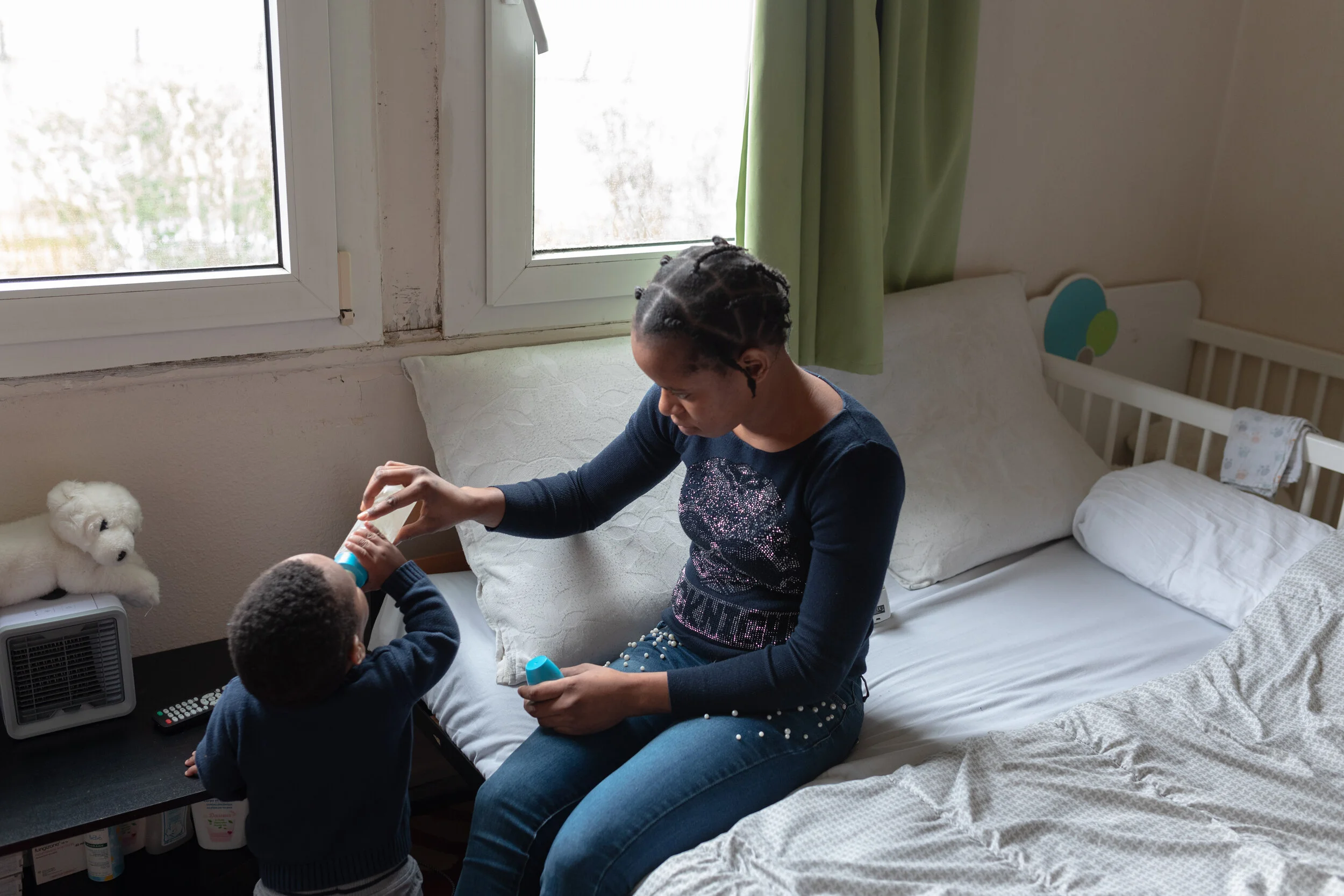 Selon un rapport récent, en France, environ 125 000 femmes auraient subi une excision, il s’agit d’une mutilation génitale infligée aux femmes depuis l’antiquité et dans toutes les religions.
Mariama et M’mah sont toutes les deux originaires de la Gu