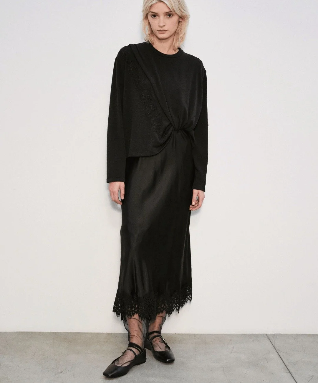 Schwarze Organzastoffe und oversized M&auml;ntel in trendiger Kombination mit schwarz-wei&szlig; gestreiften Wollpullovern und Plisseer&ouml;cken finden Sie jetzt in der neuen MEIMEIJ Herbst/Winter Kollektion 2024.

#AW24 #claudiamay #luxury #fashion