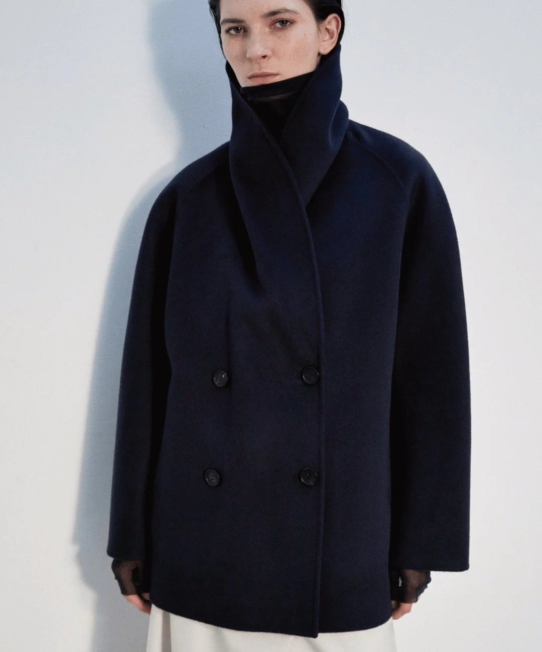 Raffinierte M&auml;ntel, Pullover und Nadelstreifenhosen aus dunkelblauer Wolle, sowie Jeansr&ouml;cke kombiniert mit klassischen gestreiften Hemden finden Sie in der neuen MEIMEIJ Herbst/Winter Kollektion 2024. Bieten Sie Ihren Kunden trendige und k